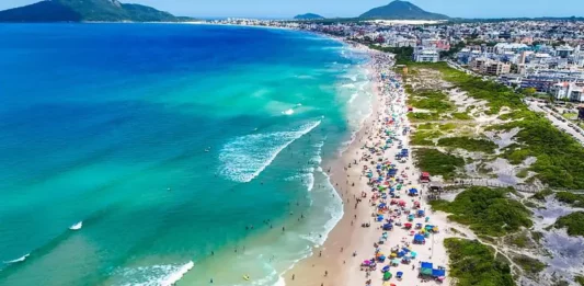 Florianópolis abre disputa para exploração de quiosques e serviços nas praias na temporada 2026/2027 Praia de Florianópolis usada para ilustrar a exploração de quiosques e serviços durante a temporada 2026/2027.