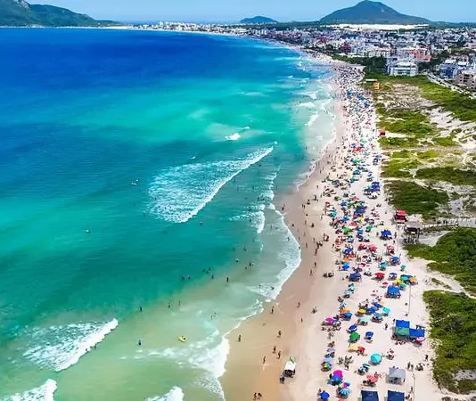 Praia de Florianópolis usada para ilustrar a exploração de quiosques e serviços durante a temporada 2026/2027.