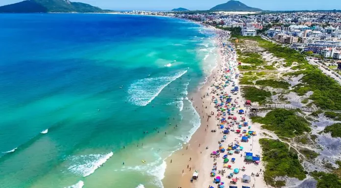 Florianópolis abre disputa para exploração de quiosques e serviços nas praias na temporada 2026/2027 Praia de Florianópolis usada para ilustrar a exploração de quiosques e serviços durante a temporada 2026/2027.