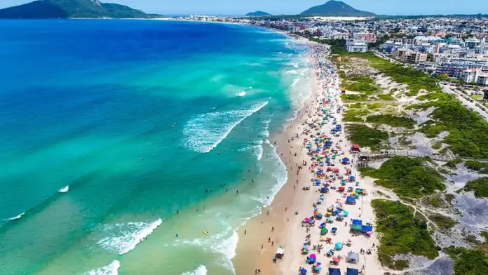 Florianópolis quiosques praia Praia de Florianópolis usada para ilustrar a exploração de quiosques e serviços durante a temporada 2026/2027.