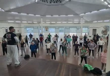 Cati de São José oferece Ginástica Terapêutica Chinesa para idosos Idosos participando da aula de ginástica chinesa, no Cati de São José