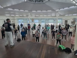 Idosos participando da aula de ginástica chinesa, no Cati de São José