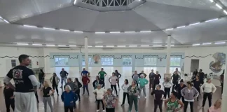 Idosos participando da aula de ginástica chinesa, no Cati de São José