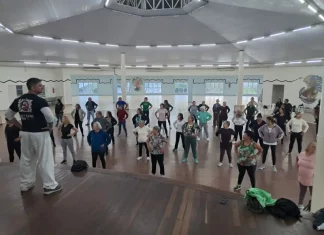 Cati de São José oferece Ginástica Terapêutica Chinesa para idosos Idosos participando da aula de ginástica chinesa, no Cati de São José