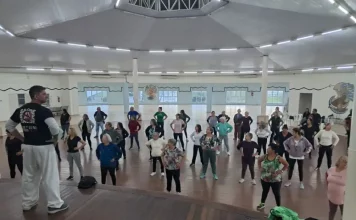 Cati de São José oferece Ginástica Terapêutica Chinesa para idosos Idosos participando da aula de ginástica chinesa, no Cati de São José
