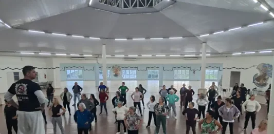 Idosos participando da aula de ginástica chinesa, no Cati de São José