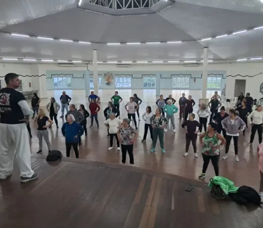 Cati de São José oferece Ginástica Terapêutica Chinesa para idosos Idosos participando da aula de ginástica chinesa, no Cati de São José