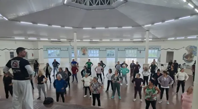 Cati de São José oferece Ginástica Terapêutica Chinesa para idosos Idosos participando da aula de ginástica chinesa, no Cati de São José