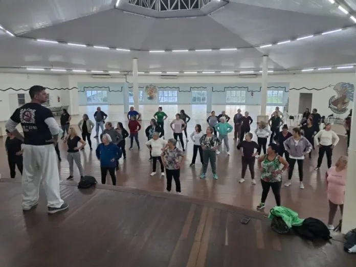 Ginástica Terapêutica Chinesa Idosos participando da aula de ginástica chinesa, no Cati de São José