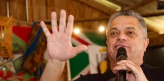 João Rodrigues discursando em evento de pré-campanha