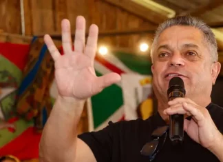 João Rodrigues fará lançamento da campanha em Chapecó no dia 22 João Rodrigues discursando em evento de pré-campanha