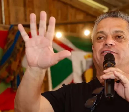 João Rodrigues fará lançamento da campanha em Chapecó no dia 22 João Rodrigues discursando em evento de pré-campanha