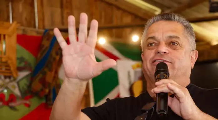 João Rodrigues fará lançamento da campanha em Chapecó no dia 22 João Rodrigues discursando em evento de pré-campanha