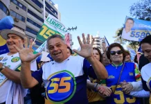 João Rodrigues lança campanha em Chapecó com caminhada que reúne milhares de pessoas Joaão Rodrigue em caminhada durante lançamento da campanha em Chapecó