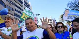 Joaão Rodrigue em caminhada durante lançamento da campanha em Chapecó