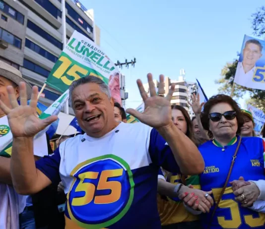 João Rodrigues lança campanha em Chapecó com caminhada que reúne milhares de pessoas Joaão Rodrigue em caminhada durante lançamento da campanha em Chapecó