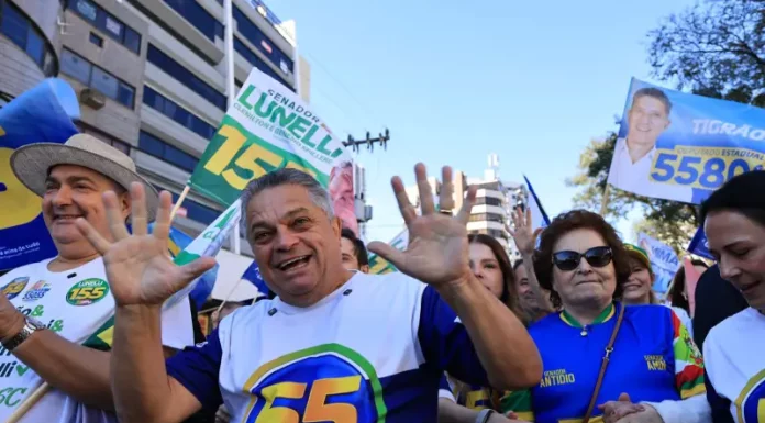 João Rodrigues lança campanha em Chapecó com caminhada que reúne milhares de pessoas Joaão Rodrigue em caminhada durante lançamento da campanha em Chapecó