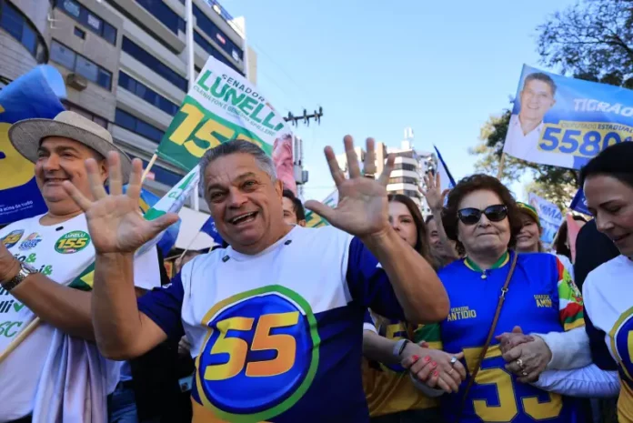 João Rodrigues lançamento campanha Chapecó Joaão Rodrigue em caminhada durante lançamento da campanha em Chapecó