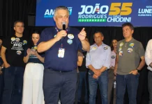 João Rodrigues defende centros de atendimento para autistas nas principais cidades de SC João Rodrigues discursando durante evento em Criciuma