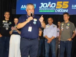 João Rodrigues defende centros de atendimento para autistas nas principais cidades de SC João Rodrigues discursando durante evento em Criciuma