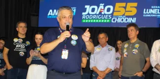 João Rodrigues discursando durante evento em Criciuma