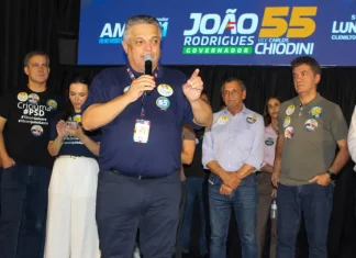 João Rodrigues defende centros de atendimento para autistas nas principais cidades de SC João Rodrigues discursando durante evento em Criciuma