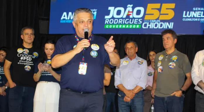 João Rodrigues discursando durante evento em Criciuma