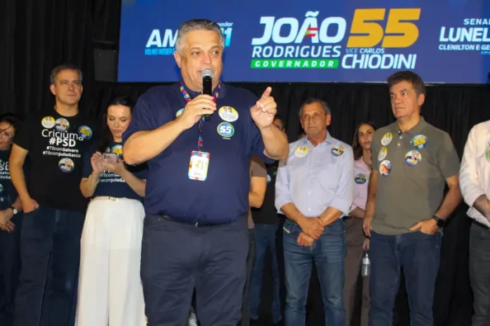 João Rodrigues_PSD João Rodrigues discursando durante evento em Criciuma