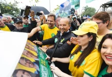 Governador Jorginho Mello com o candidato a vice-governador Adriano Silva e integrantes da majoritária, participando do evento de lançamento em Florianópolis