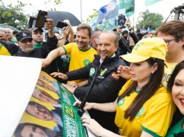Governador Jorginho Mello com o candidato a vice-governador Adriano Silva e integrantes da majoritária, participando do evento de lançamento em Florianópolis