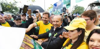 Governador Jorginho Mello com o candidato a vice-governador Adriano Silva e integrantes da majoritária, participando do evento de lançamento em Florianópolis
