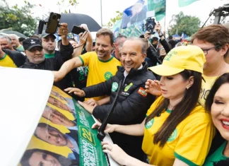 Jorginho Mello e Adriano Silva dão largada à campanha em Florianópolis e Joinville Governador Jorginho Mello com o candidato a vice-governador Adriano Silva e integrantes da majoritária, participando do evento de lançamento em Florianópolis