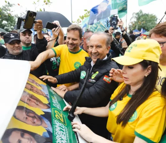 Governador Jorginho Mello com o candidato a vice-governador Adriano Silva e integrantes da majoritária, participando do evento de lançamento em Florianópolis