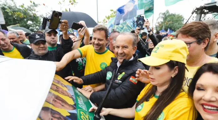 Jorginho Mello e Adriano Silva dão largada à campanha em Florianópolis e Joinville Governador Jorginho Mello com o candidato a vice-governador Adriano Silva e integrantes da majoritária, participando do evento de lançamento em Florianópolis