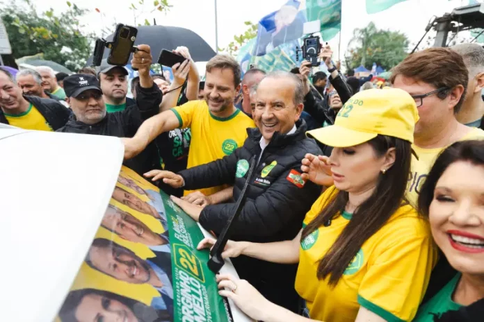 Jorginho Mello e Adriano Silva_Florianópolis Governador Jorginho Mello com o candidato a vice-governador Adriano Silva e integrantes da majoritária, participando do evento de lançamento em Florianópolis