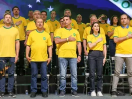Flávio Bolsonaro participa de eventos com Jorginho Mello em Joinville e Chapecó neste sábado (19) Foto do Governador Jorginho Mello, acomanhado dos candidatos do PL, na convenção do partido e do cândidato a presidência Flávio Bolsonaro