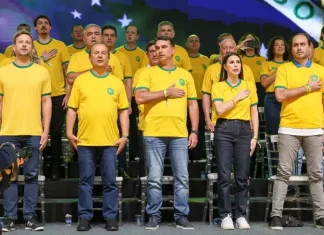 Foto do Governador Jorginho Mello, acomanhado dos candidatos do PL, na convenção do partido