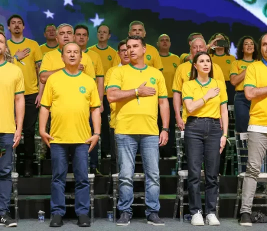 Jorginho Mello inicia campanha em Florianópolis e inaugura comitê em Joinville Foto do Governador Jorginho Mello, acomanhado dos candidatos do PL, na convenção do partido