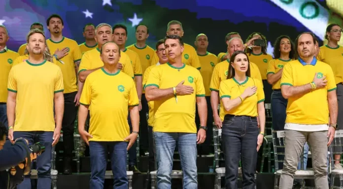 Jorginho Mello inicia campanha em Florianópolis e inaugura comitê em Joinville Foto do Governador Jorginho Mello, acomanhado dos candidatos do PL, na convenção do partido