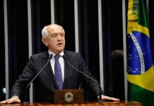 Morre aos 88 anos Manoel Dias, político catarinense e um dos fundadores do PDT Foto de Manoel Dias falando na tribuna