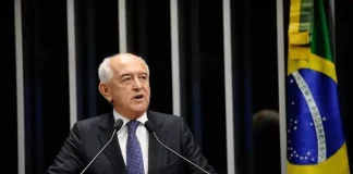 Foto de Manoel Dias falando na tribuna