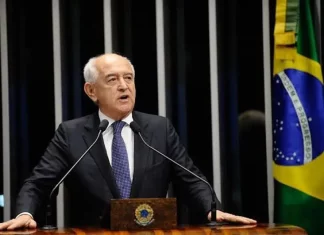 Morre aos 88 anos Manoel Dias, político catarinense e um dos fundadores do PDT Foto de Manoel Dias falando na tribuna