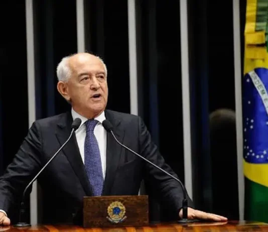 Morre aos 88 anos Manoel Dias, político catarinense e um dos fundadores do PDT Foto de Manoel Dias falando na tribuna