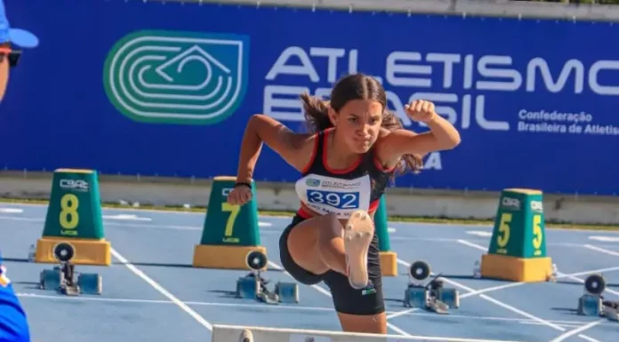 Maria Clara se destaca no Brasileiro Sub-18 e fica entre as melhores do país Maria Clara participando de prova com barreirs