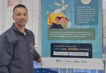 Homem participa de ação de divulgação do Método Wolbachia, com material informativo sobre a tecnologia usada no combate à dengue, Zika e chikungunya.