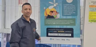 Homem participa de ação de divulgação do Método Wolbachia, com material informativo sobre a tecnologia usada no combate à dengue, Zika e chikungunya.