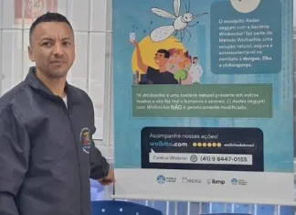 São José amplia ações para implantação do Método Wolbachia Homem participa de ação de divulgação do Método Wolbachia, com material informativo sobre a tecnologia usada no combate à dengue, Zika e chikungunya.