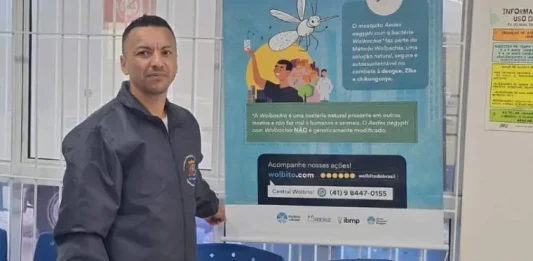 Homem participa de ação de divulgação do Método Wolbachia, com material informativo sobre a tecnologia usada no combate à dengue, Zika e chikungunya.