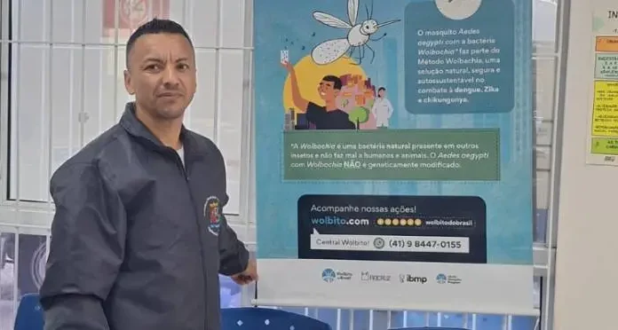 São José amplia ações para implantação do Método Wolbachia Homem participa de ação de divulgação do Método Wolbachia, com material informativo sobre a tecnologia usada no combate à dengue, Zika e chikungunya.