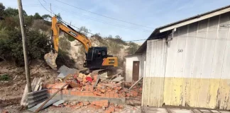 Máquinas demolindo contruções irregulares durtante Operação Solo Legal em Florianópolis